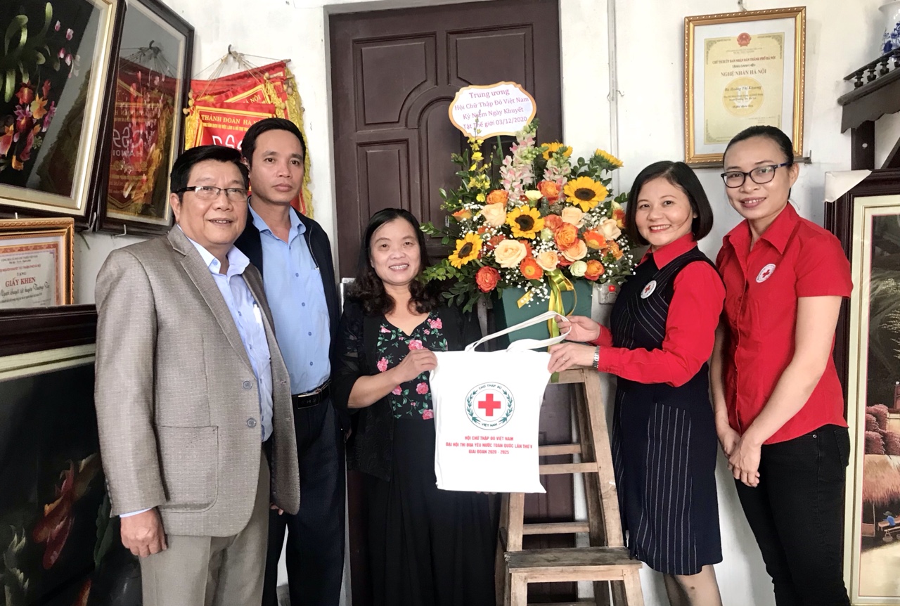 Phó Chủ tịch Hội CTĐ Việt Nam: Thăm cơ sở dạy nghề thêu tay truyền thống của người khuyết tật